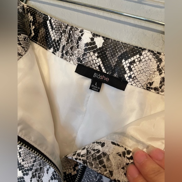 ⭐️Blashe size Large fake snake skin print skirt/Worn once. Buttons/zipper - Picture 8 of 9
